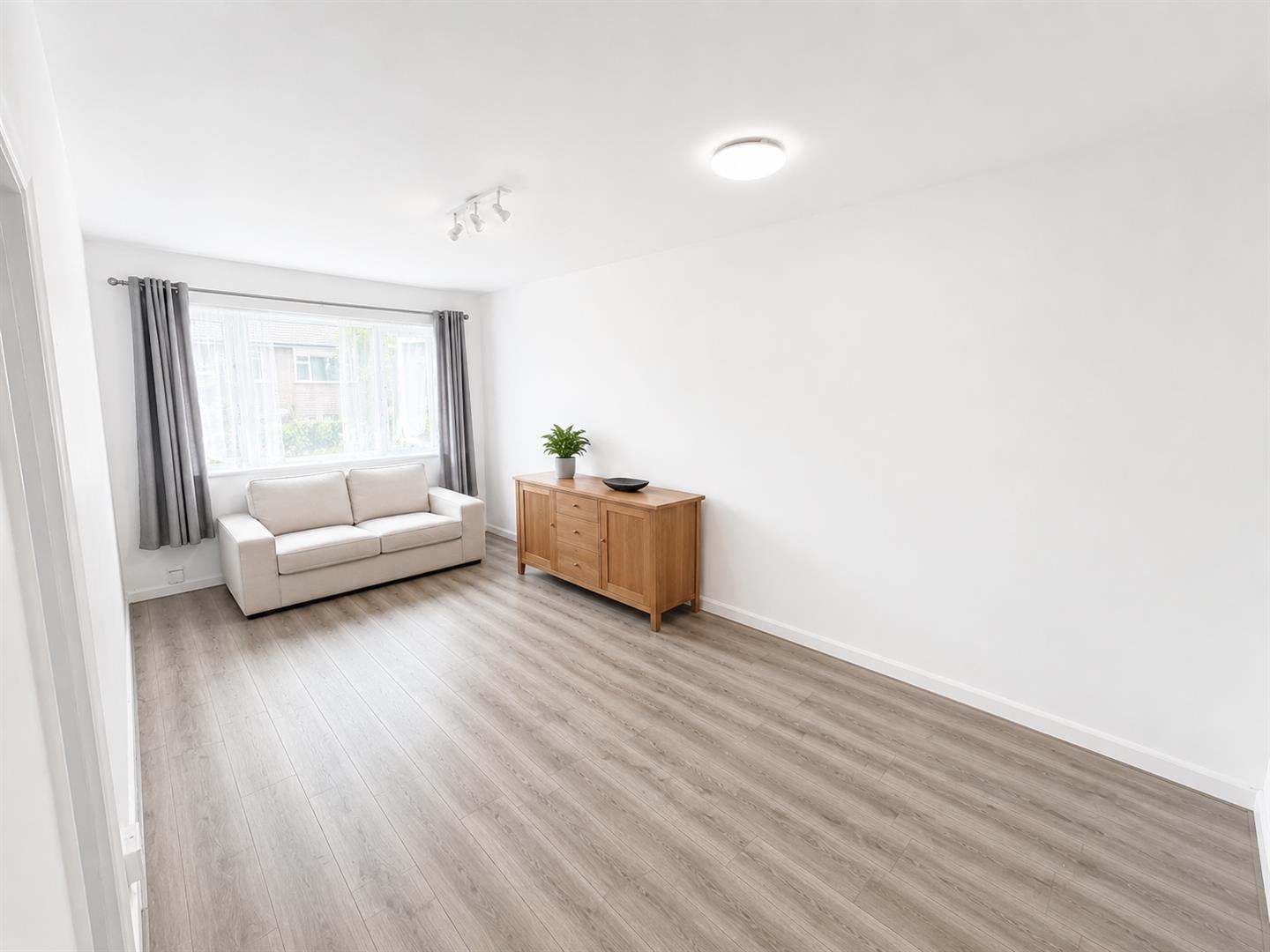 Flat The Retreat in Grays