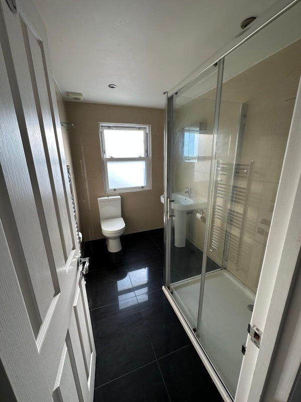Room Links Road in Greater London