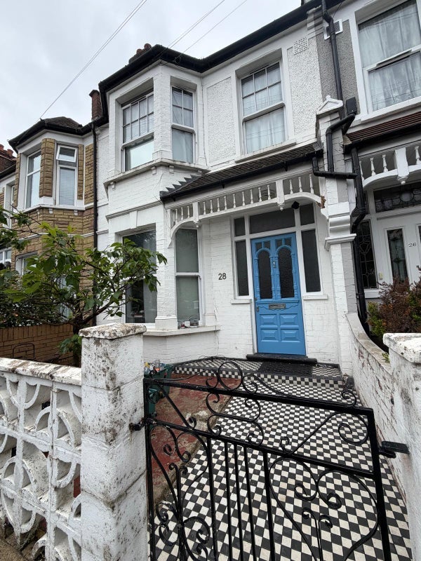 Room Links Road in Greater London