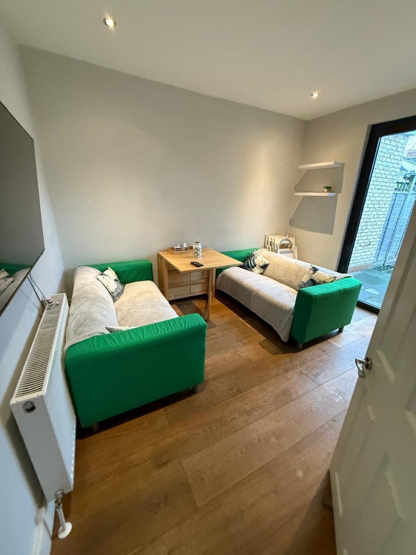 Room Links Road in Greater London