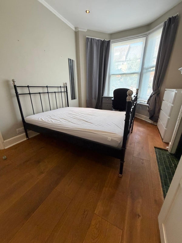 Room Links Road in Greater London