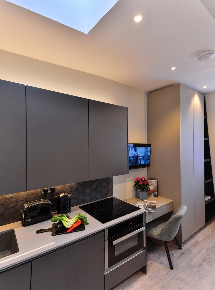 Flat Linden Gardens in Greater London