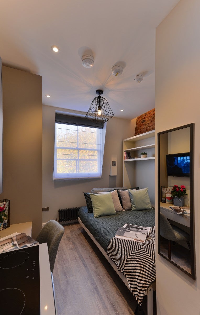Flat Linden Gardens in Greater London