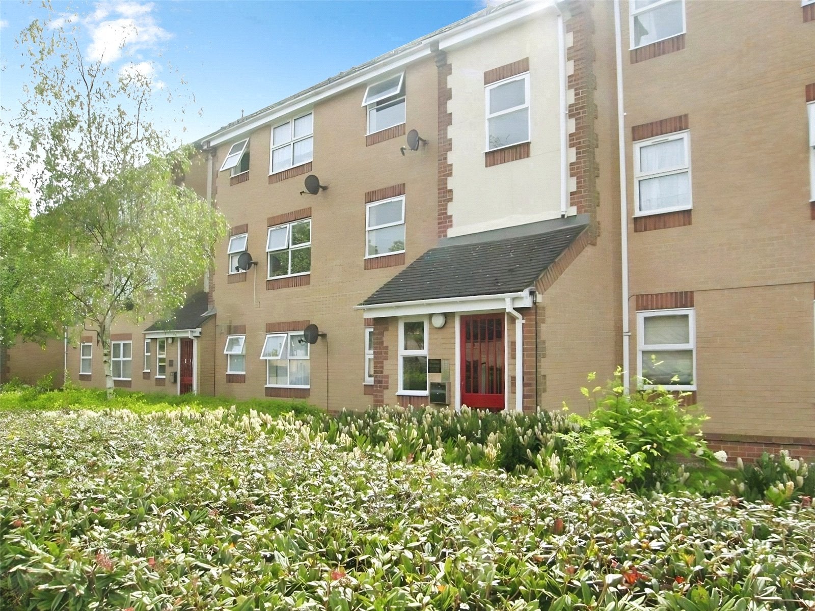 Flat Burns Avenue in Greater London