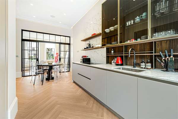 Flat Ovington Square in Greater London