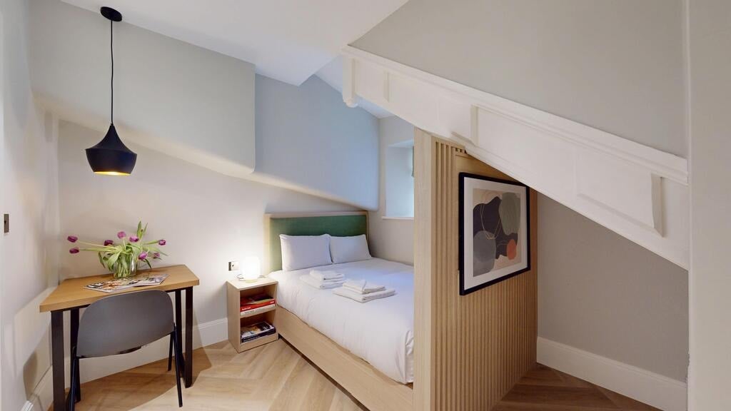 Flat Draycott Avenue in Greater London