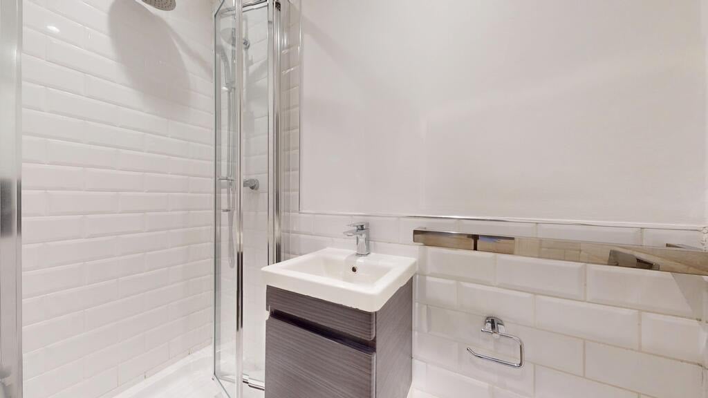 Flat Draycott Avenue in Greater London