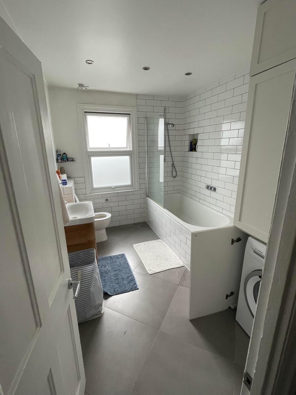 Room Burntwood Lane in Greater London