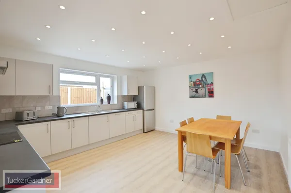 Room Vicarage Avenue in South Cambridgeshire
