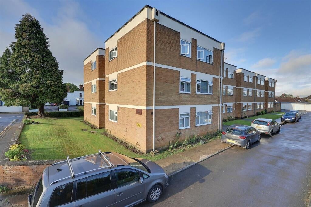 Flat Hucclecote Road in Gloucester
