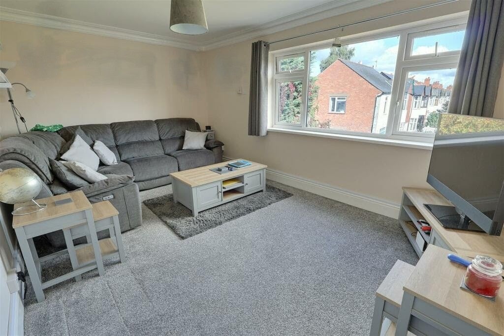 Flat Hucclecote Road in Gloucester