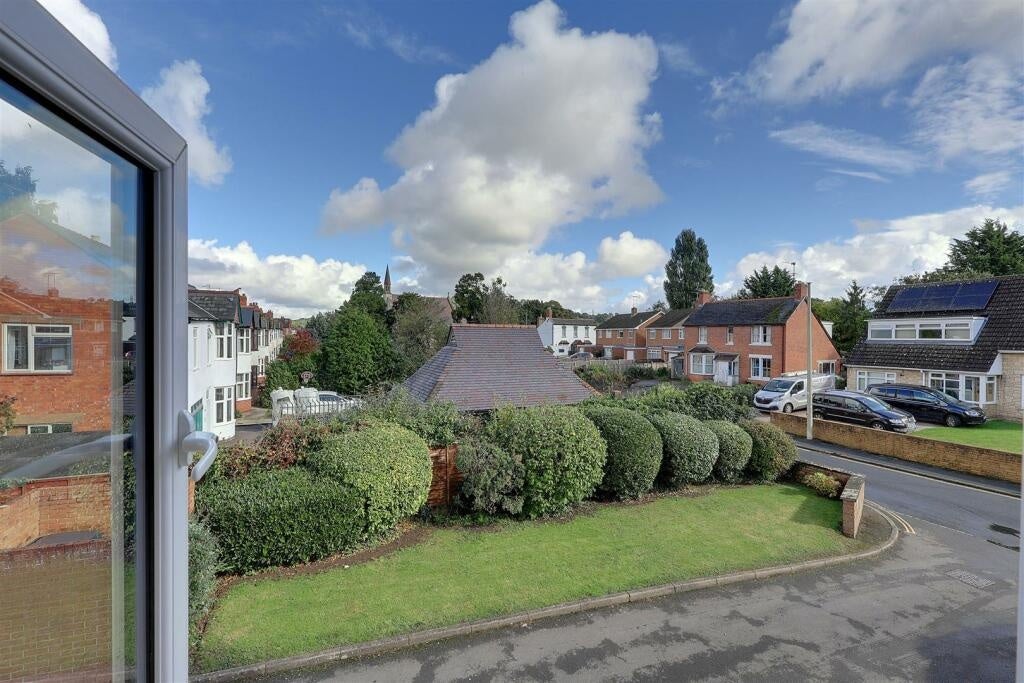 Flat Hucclecote Road in Gloucester