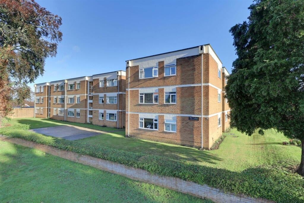 Flat Hucclecote Road in Gloucester