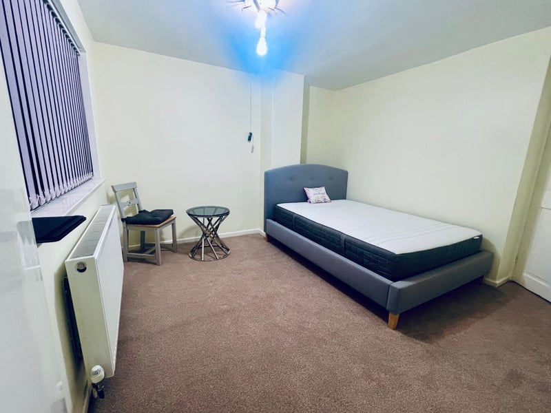 Room Martyrs Avenue in Crawley