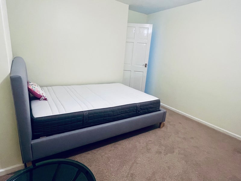 Room Martyrs Avenue in Crawley