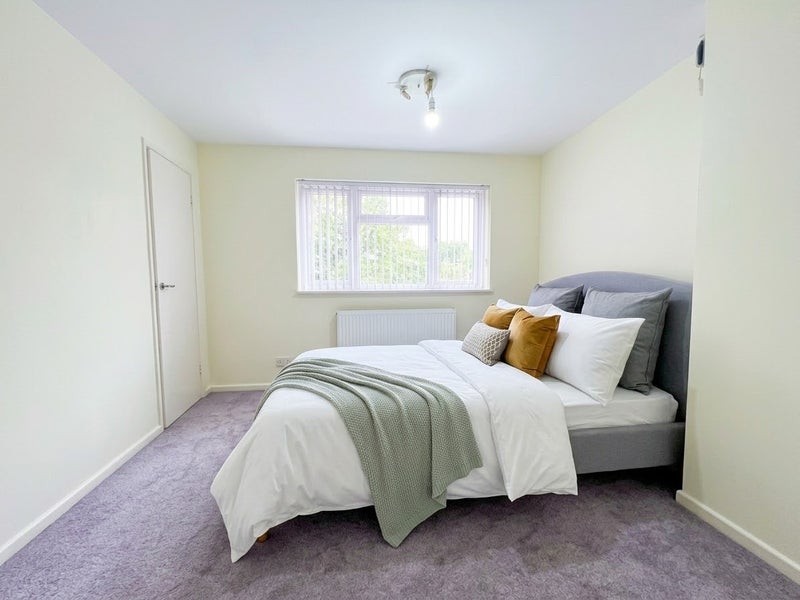 Room Martyrs Avenue in Crawley