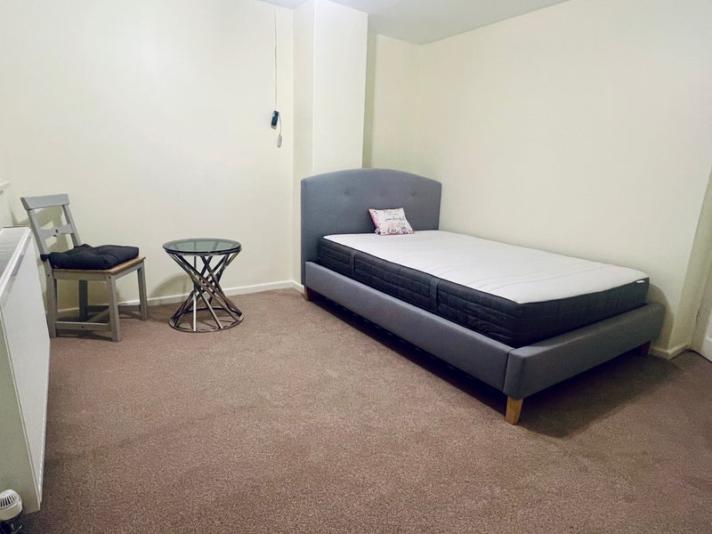 Room Martyrs Avenue in Crawley