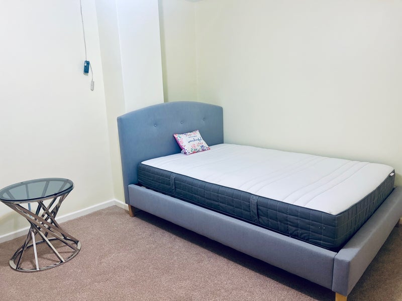 Room Martyrs Avenue in Crawley