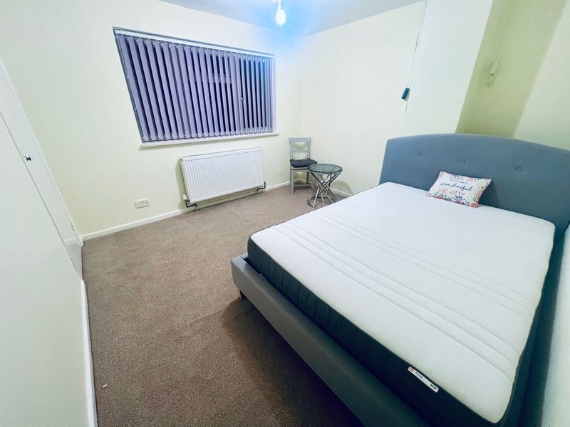 Room Martyrs Avenue in Crawley