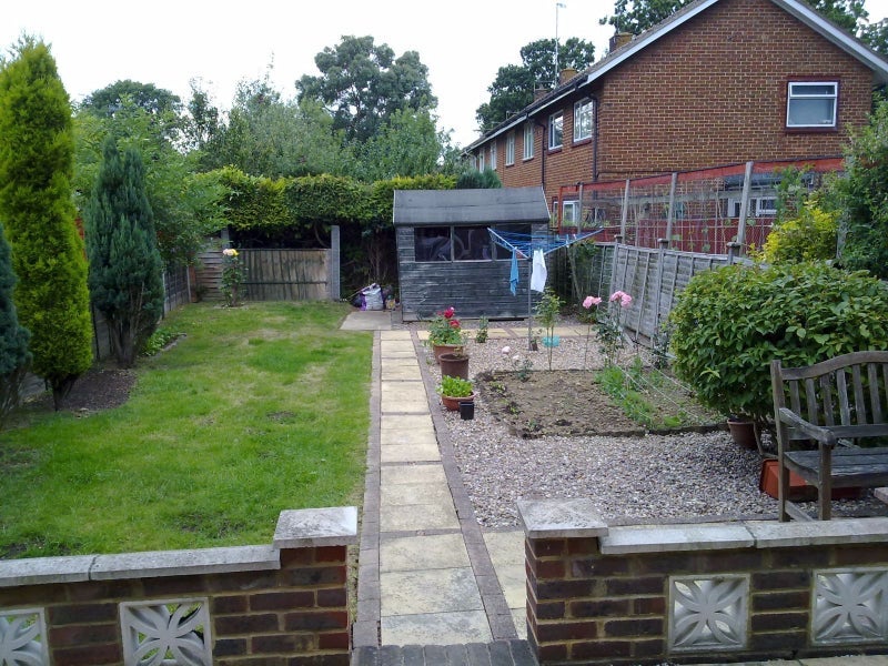 Room Martyrs Avenue in Crawley