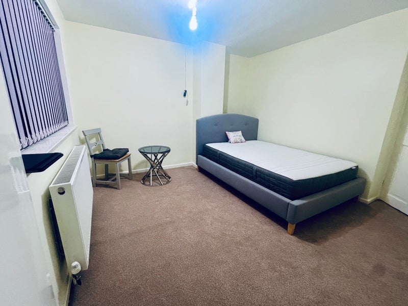 Room Martyrs Avenue in Crawley