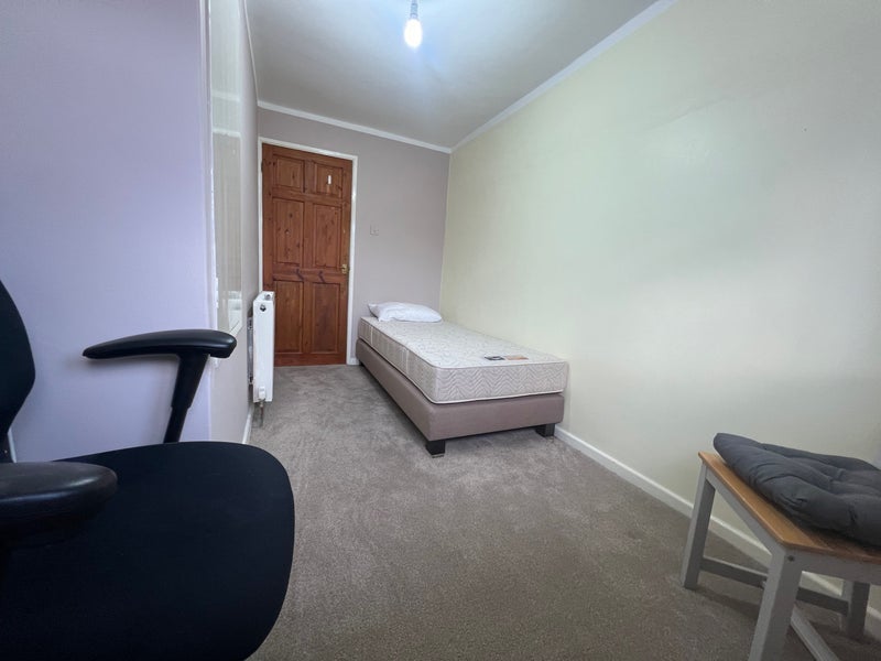 Room Martyrs Avenue in Crawley