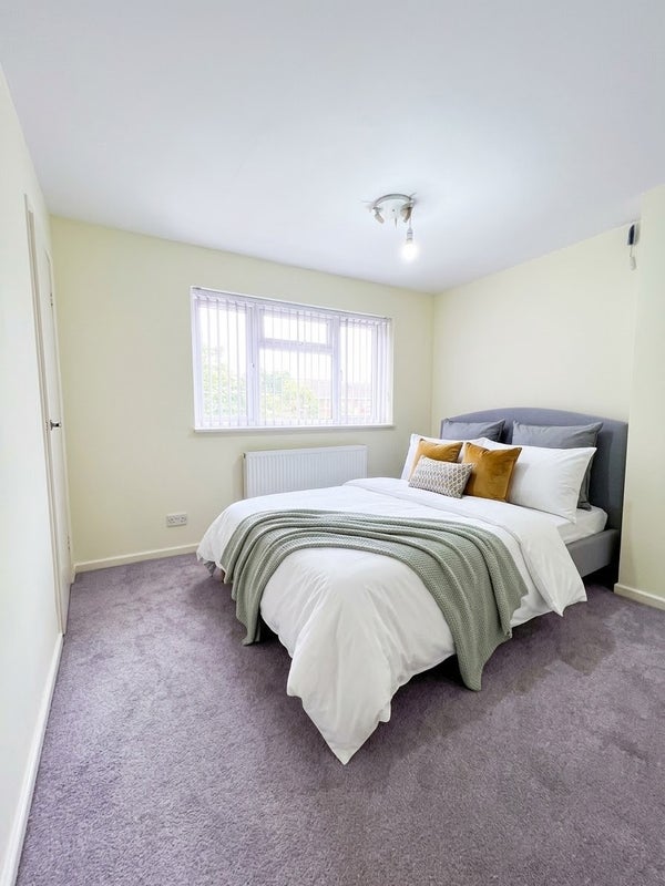 Room Martyrs Avenue in Crawley