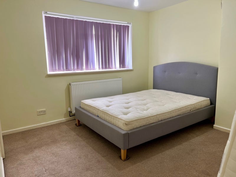 Room Martyrs Avenue in Crawley