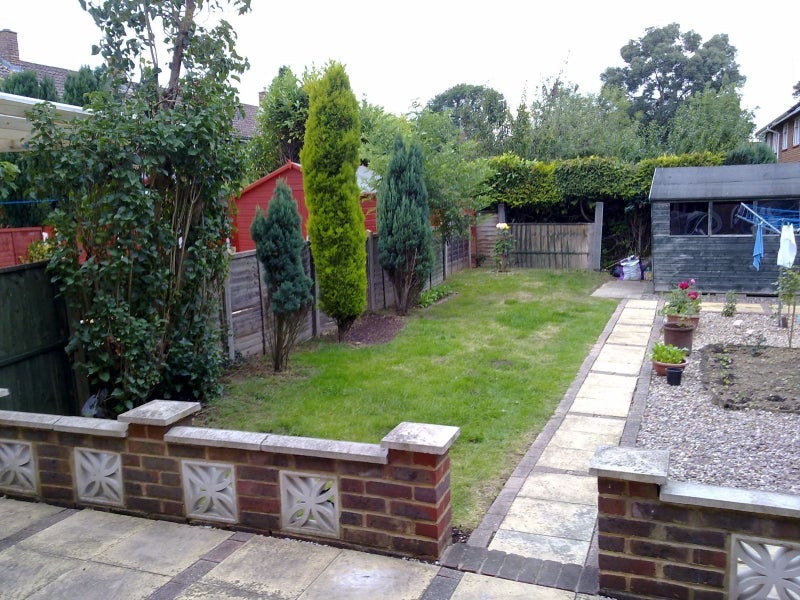 Room Martyrs Avenue in Crawley