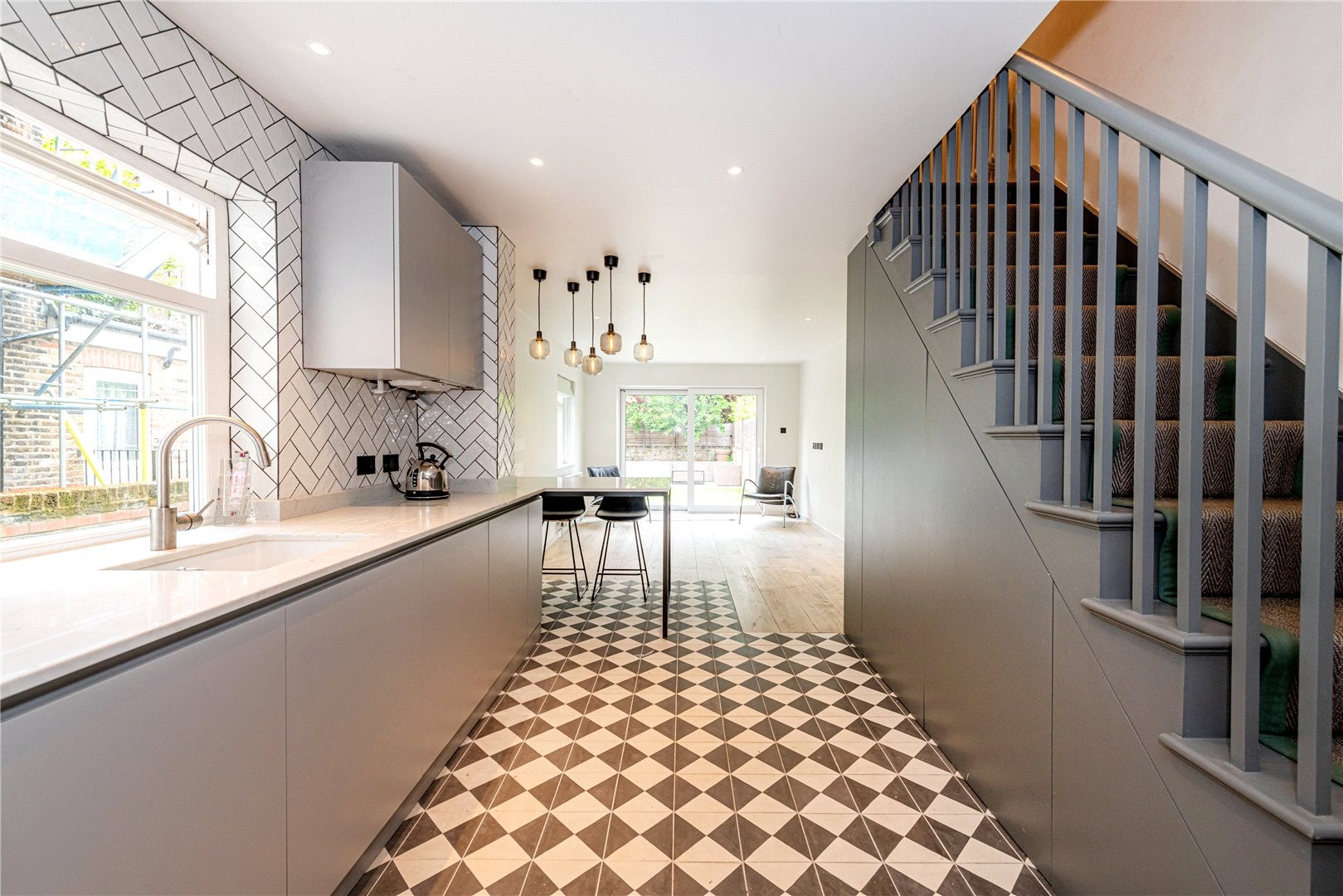 Flat Highlever Road in Greater London