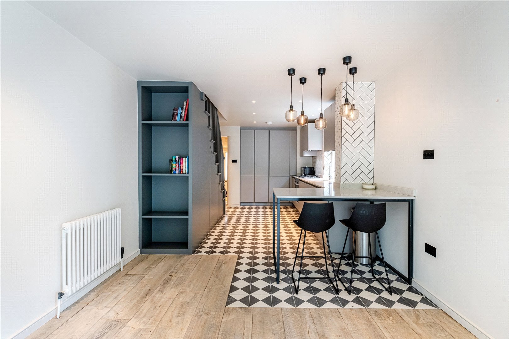 Flat Highlever Road in Greater London