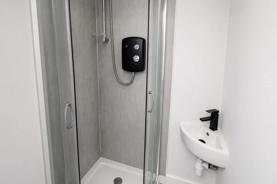 Room Whinmoor Crescent in Leeds