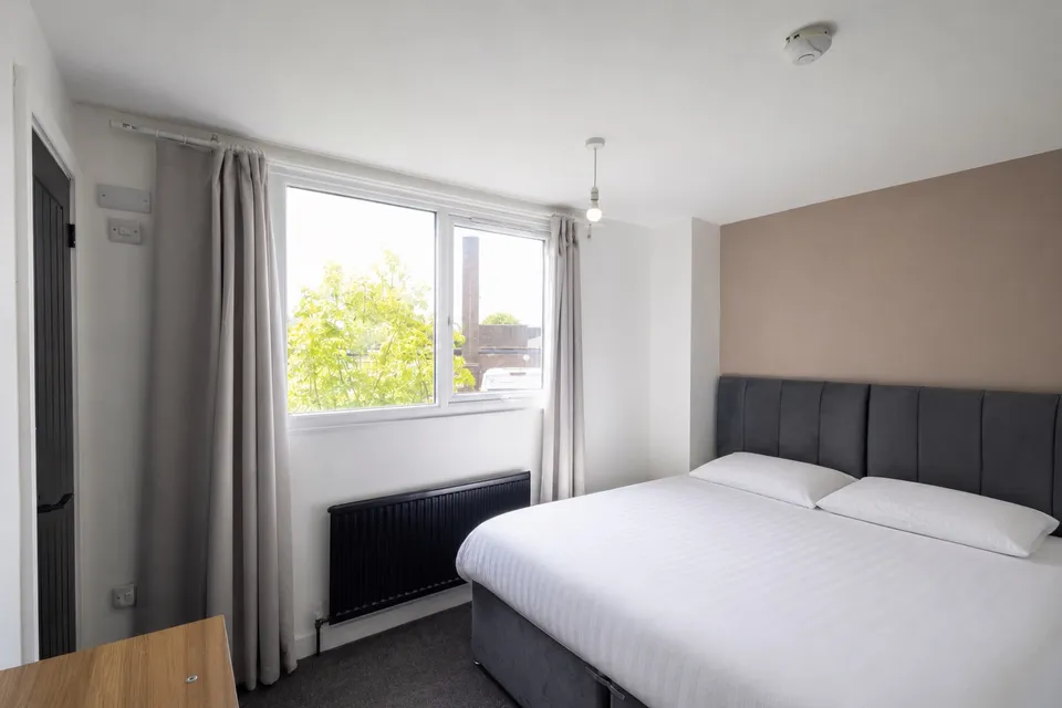 Room Whinmoor Crescent in Leeds