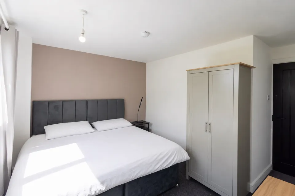 Room Whinmoor Crescent in Leeds