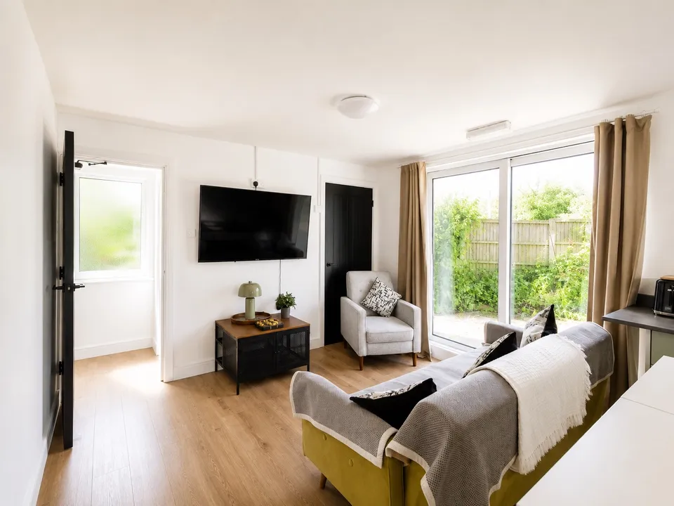 Room Whinmoor Crescent in Leeds