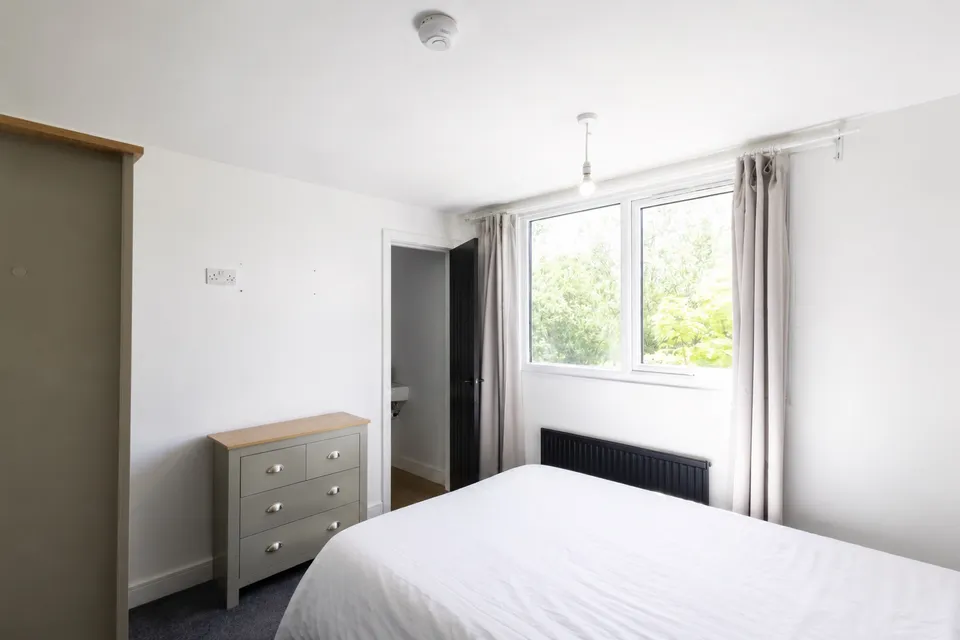 Room Whinmoor Crescent in Leeds