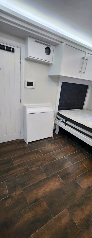 Flat Thomas Road in Greater London