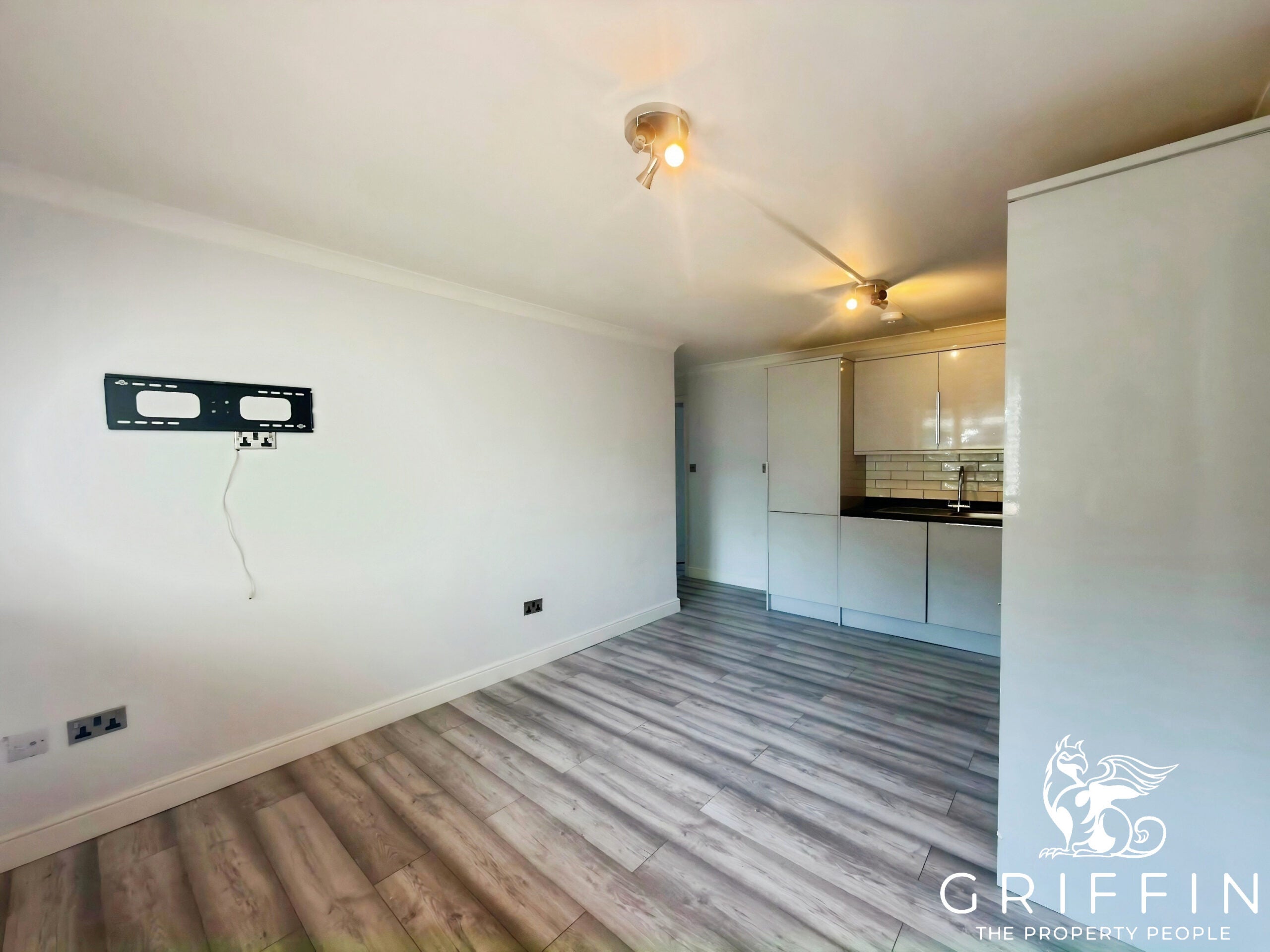 Flat Wingrove Drive in Purfleet-on-Thames