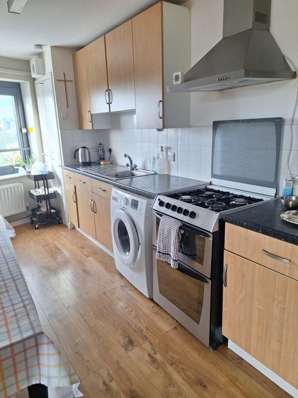 Room Burdett Road in Greater London