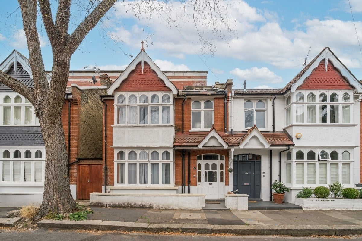 House Chiswick High Road in Greater London