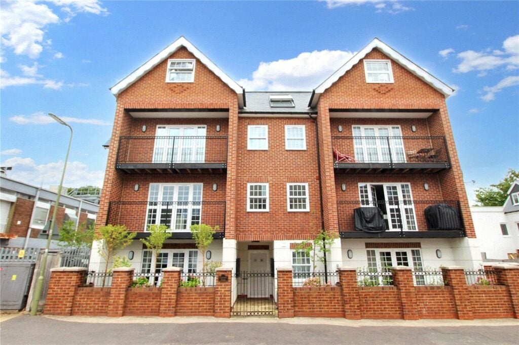 Flat Glebe Court in Hart