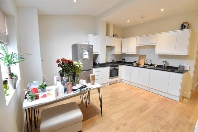 Flat Ewell Road in Greater London