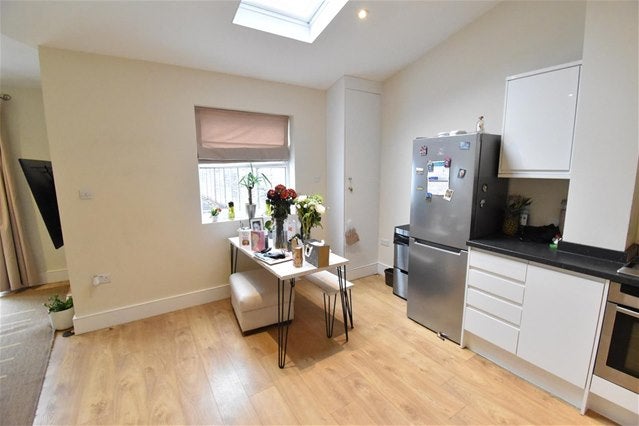 Flat Ewell Road in Greater London