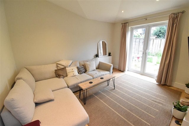 Flat Ewell Road in Greater London