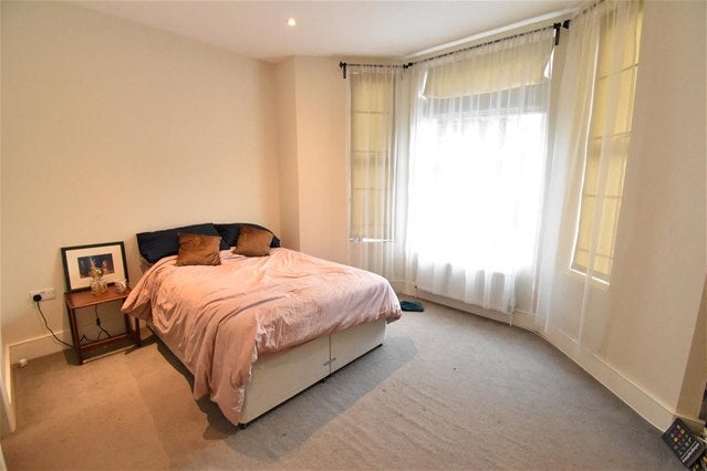 Flat Ewell Road in Greater London