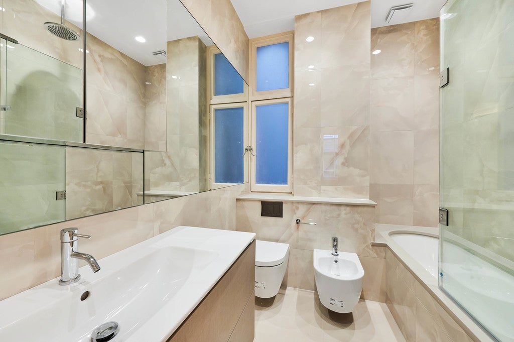 Flat Adam and Eve Mews in Greater London