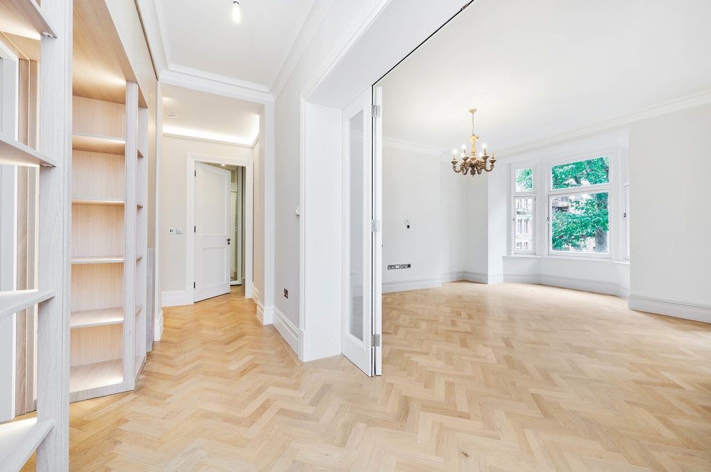 Flat Adam and Eve Mews in Greater London
