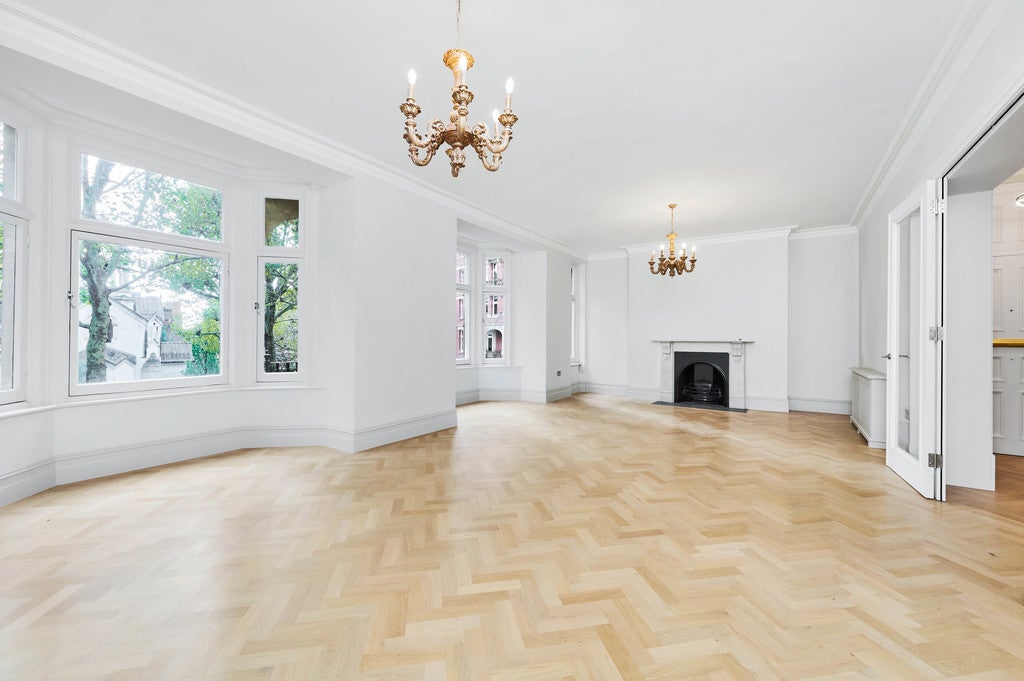 Flat Adam and Eve Mews in Greater London