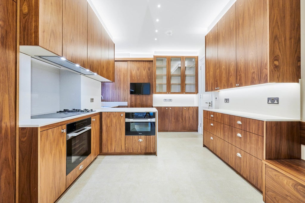 Flat Adam and Eve Mews in Greater London