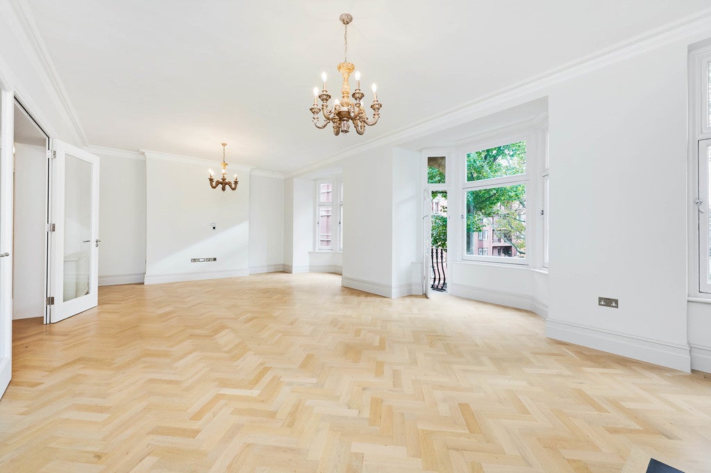 Flat Adam and Eve Mews in Greater London